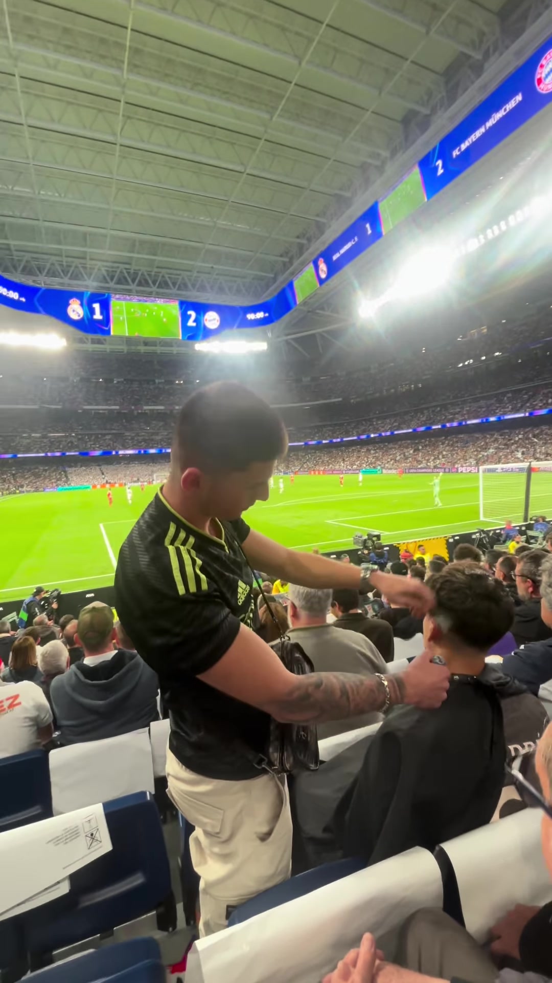 开运体育电脑版-科贝：皇马vs拜仁赛中一网红在伯纳乌看台理发，引发皇马球迷不满